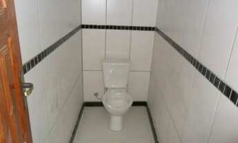 Imagem 7: Sala Superior de 700m² com Iluminação Natural e Acabamentos de Alto Padrão