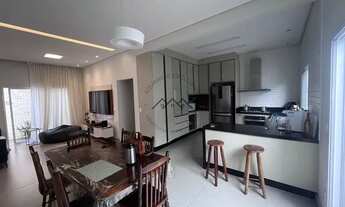 Imagem 3: Casa de condomínio para aluguel possui 200 metros quadrados com 4 quartos