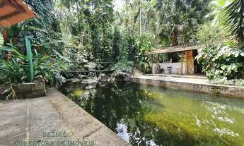 Imagem: Casa com piscina e cascata de água da nascente