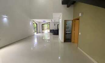 Imagem 7: Casa de condomínio para aluguel e venda possui 360 metros quadrados com 4 quartos