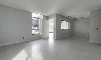 Imagem 5: MP - Linda casa com 3 dormitórios,uma suíte, garagem coberta para 2 carros, quintal