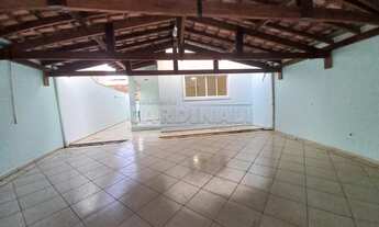 Imagem 2: Casa 3 dormitórios sendo 1 Suite Com 4 Vagas de garagem em bairro Nobre