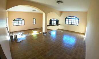 Imagem: Casa com 5 suítes, possui 5 vgs cobertas