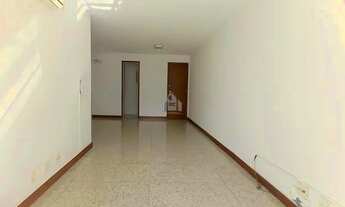 Imagem 3: Apartamento com 3 quartos e 2 suítes, sala ampla com varanda e vaga para 2 carros fixas