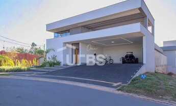 Imagem 2: Casa Térrea de Esquina no Jardins Nápoles Exclusividade e Conforto em Cada Detalhe