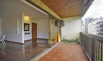 Imagem 2: Apartamento em rua tranquila na segunda quadra da praia do Leblon