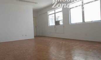 Imagem 3: Conjunto comercial com 40m² privativos, sala ampla e 1 banheiro. 3º andar, lateral, piso p