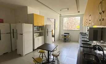 Imagem 5: Quarto grande com vista para o jardim conforto e natureza em um só lugar!