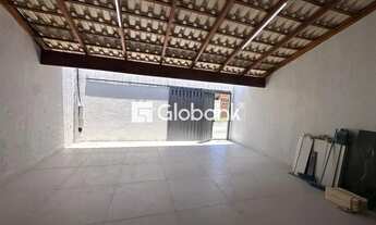 Imagem 2: Casa 3 Dormitórios com Suíte, Quintal e Área de Serviço em Canelas, Montes Claros