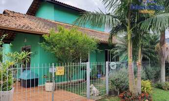 Imagem: Casa com exuberante vista para natureza