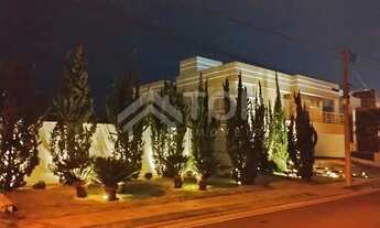 Imagem 2: A casa possui irrigação automática, cortina elétrica, portas dos quartos elétricas, energi