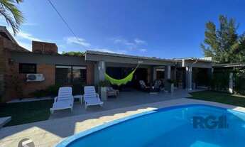 Imagem 4: Casa avulsa em Atlântida, totalmente reformada, com 5 dormitórios , duas suítes, pátio arb