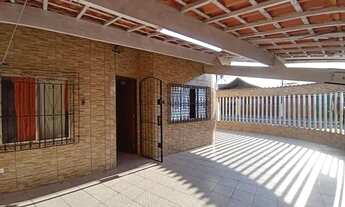 Imagem 4: Casa com 2 Dormitórios, 4 Vagas, Porteira Fechada e Churrasqueira Próxima do Mar