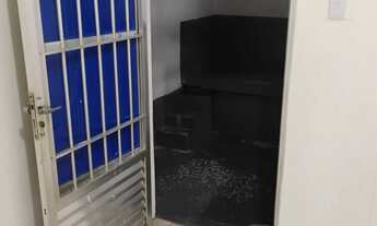 Imagem 2: Quarto com banheiro e quintal