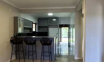 Imagem 4: Aluguel anual casa semi mobiliada com 2 dormitórios a 350m da Praia do Campeche