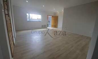 Imagem 5: Casa de condomínio para venda possui 210 metros quadrados com 5 quartos