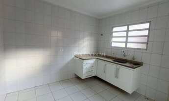 Imagem 4: ?? Casa Espaçosa de 3 Dormitórios com Quintal, Churrasqueira e Localização Privilegiada em