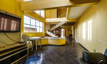 Imagem 3: Casa com 5 Suítes, Piscina e Ampla Área Verde à Venda no Condomínio Quintas do Sol Jardim