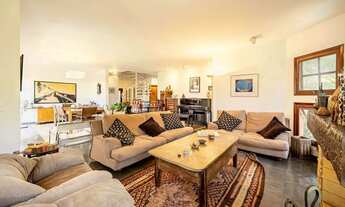 Imagem 4: Alphaville 5 - Casa em terreno de esquina e cercada por área verde