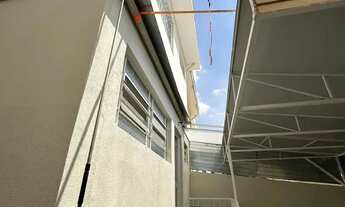 Imagem 3: Casa com 147m², 2 dormitórios, 2 banheiros, sala grande, 2 vagas de garagem e ampla área e