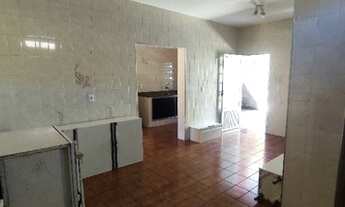 Imagem 7: Casa ampla de 02 dormitórios, com 03 vagas, casa dos fundos de quarto, sala e cozinha