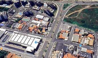 Imagem: Predio com frente em vidro temperado, piso