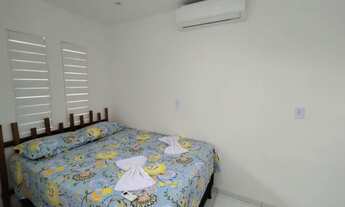 Imagem 6: Chalé com luxuosa piscina de cimento queimado branco