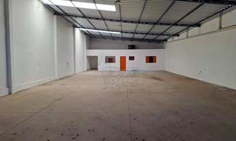 Imagem: Galpão de 182m² com pé direito alto para