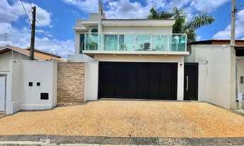 Imagem: Casa moderna com garagem e varanda em condomínio