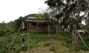 Imagem 3: Lote a venda com uma residência de madeira na Praia do Ervino