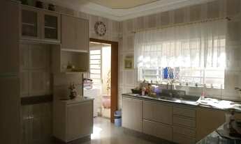 Imagem 2: Lindo sobrado no Jardim Portugal em São José dos Campos 190M² de área construída e 180M² t