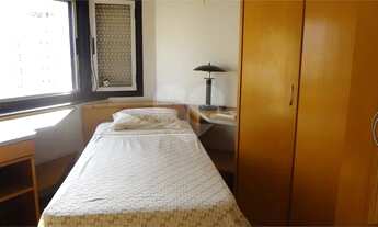 Imagem 6: More próximo da estação do metrô Fradique Coutinho