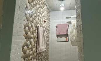 Imagem: Quarto mobiliado com suíte para mulher