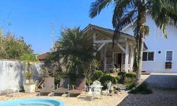 Imagem 3: Casa com 210 m² em localização privilegiada com área de festas e piscina