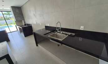 Imagem 4: Casa de condomínio para venda tem 285 metros quadrados com 4 quartos