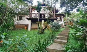 Imagem: Terreno amplo com três casas