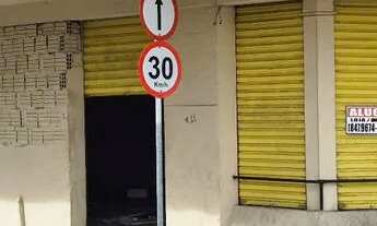 Imagem: Loja na Ribeira perto do Teatro