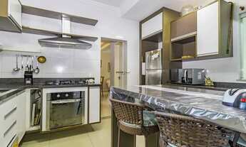 Imagem 6: Sobrado no bairro de Santa Felicidade com 540m², 4 dormitórios ( sendo 2 suítes ) e 3 vaga