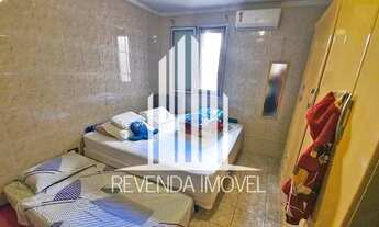 Imagem 2: Casa em frente a um dos vértices da Praça Louveira. Local aconchegante com: playground, pa