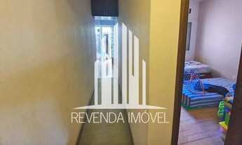 Imagem 5: Casa em frente a um dos vértices da Praça Louveira. Local aconchegante com: playground, pa