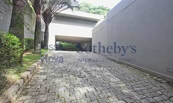 Imagem 2: Casa com jardim em ótima localização