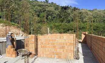 Imagem 7: Casa solta com suíte e garagem, em obra nova chama que sai negócio