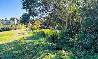 Imagem: 3 casas em frente a Lagoa de Ibiraquera
