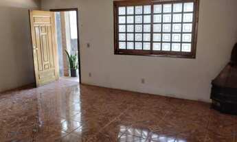 Imagem: Casa com dois quartos, garagem, pátio e