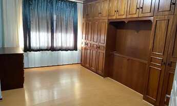 Imagem 3: Casa em rua movimentada com vista para a ponte estaiada (Curitiba-PR