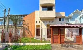 Imagem 2: Casa em Porto Alegre, no bairro Nonoai, com 4 dormitório(s), à venda