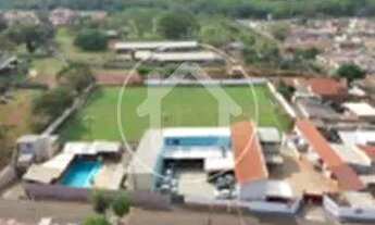 Imagem: PRÉDIO COM CAMPO DE FUTEBOL E PISCINA À