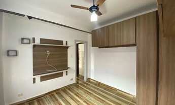 Imagem 3: Kitnet na quadra da praia em São Vicente, com armários, portaria 24h, vaga para moto