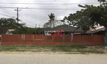 Imagem 2: Casa com amplo terreno de esquina na praia