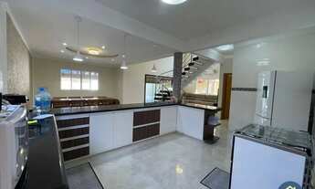 Imagem 11: Casa de alto padrão, com 5 suítes, 261,92 M² de área útil, piscina, churrasqueira, no Flór